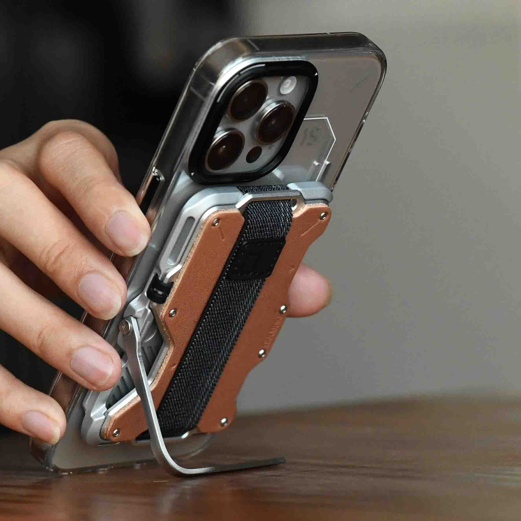 AULUMU G03 MagSafe metal wallet on iPhone used as stand with tool
