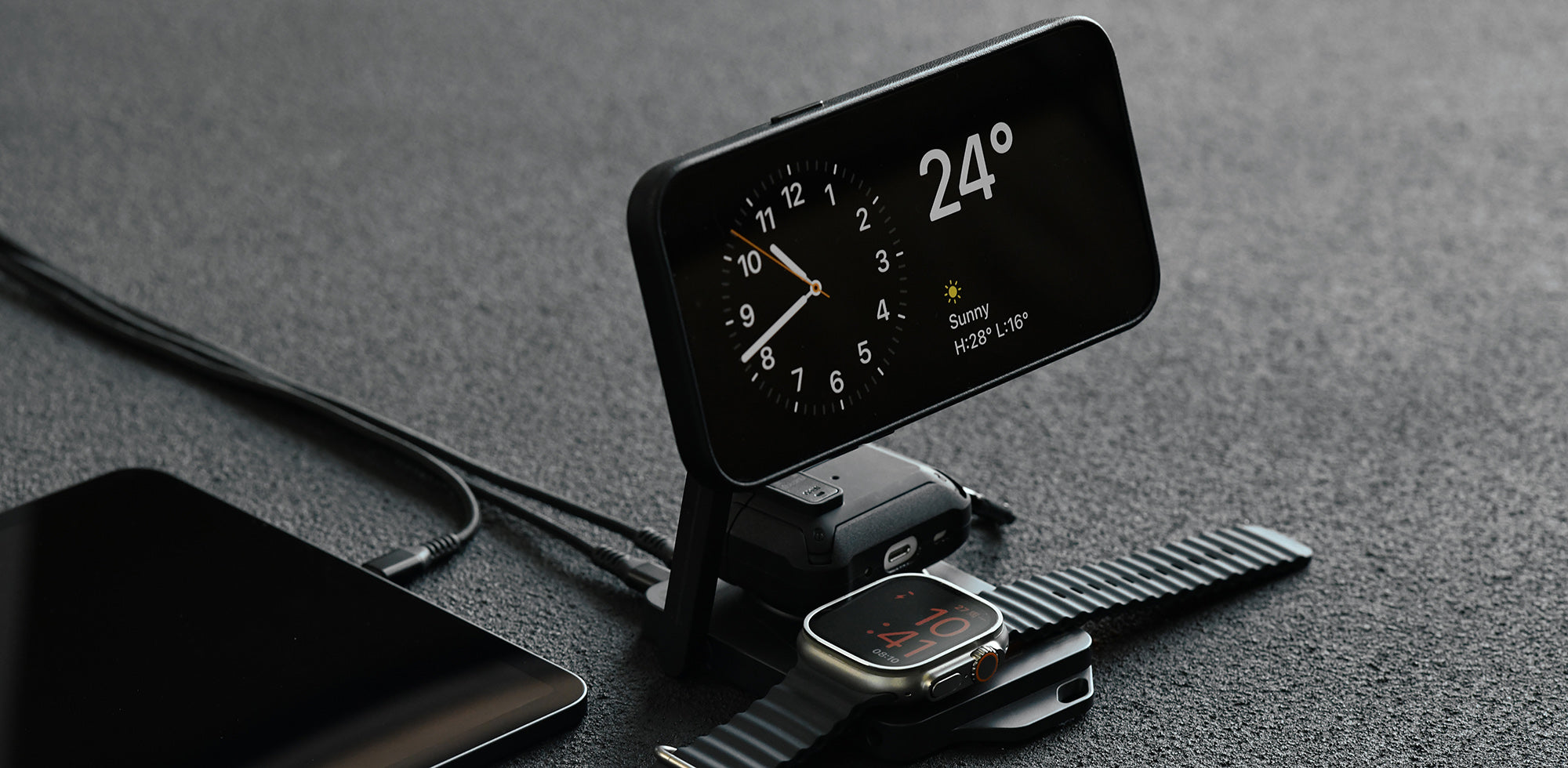 AULUMU 4-in-1 MagSafe charging station powering iPhone, Apple Watch and AirPods