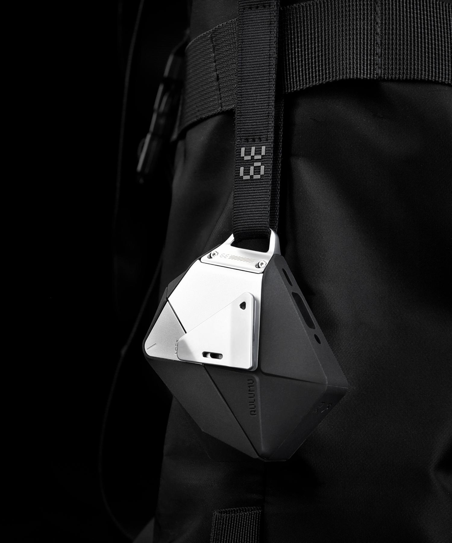 AULUMU A39 geometric case for AirPods Pro 3 with a zinc alloy lock and detachable lanyard.
