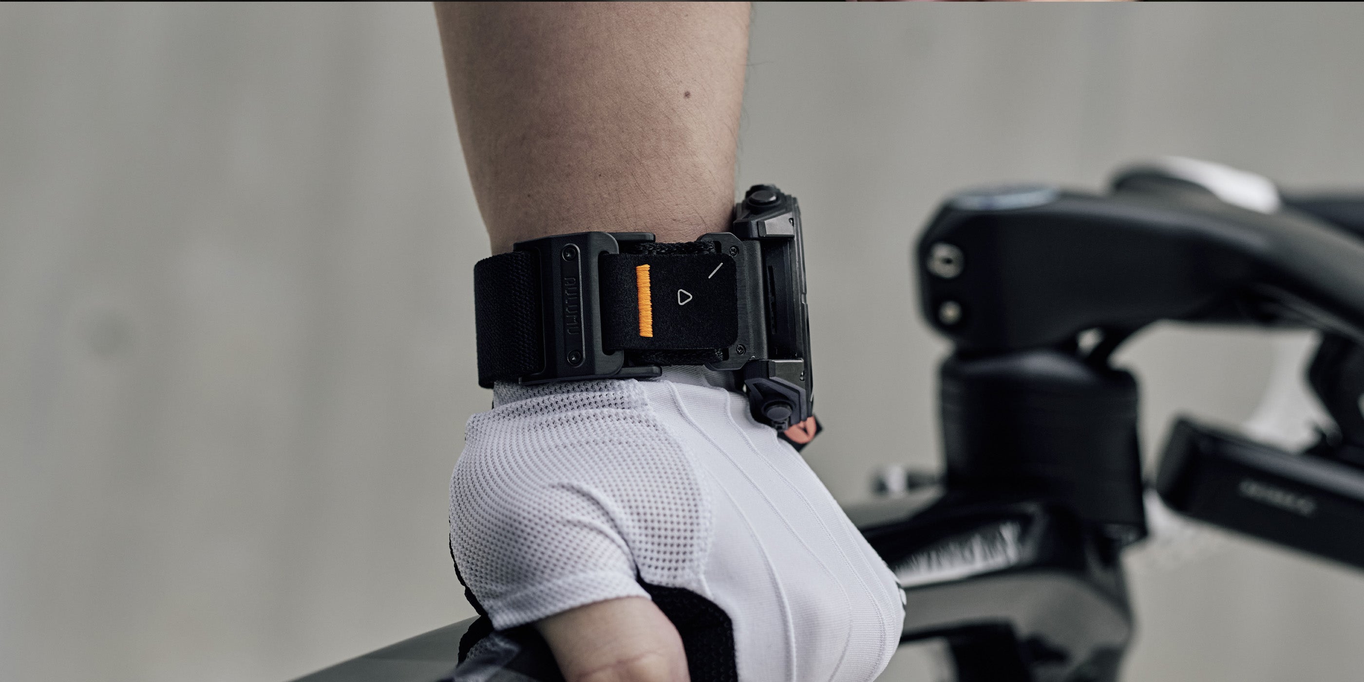 AULUMU C11 Mag Buckle Slim Band on cyclist’s wrist while holding road bike handlebar