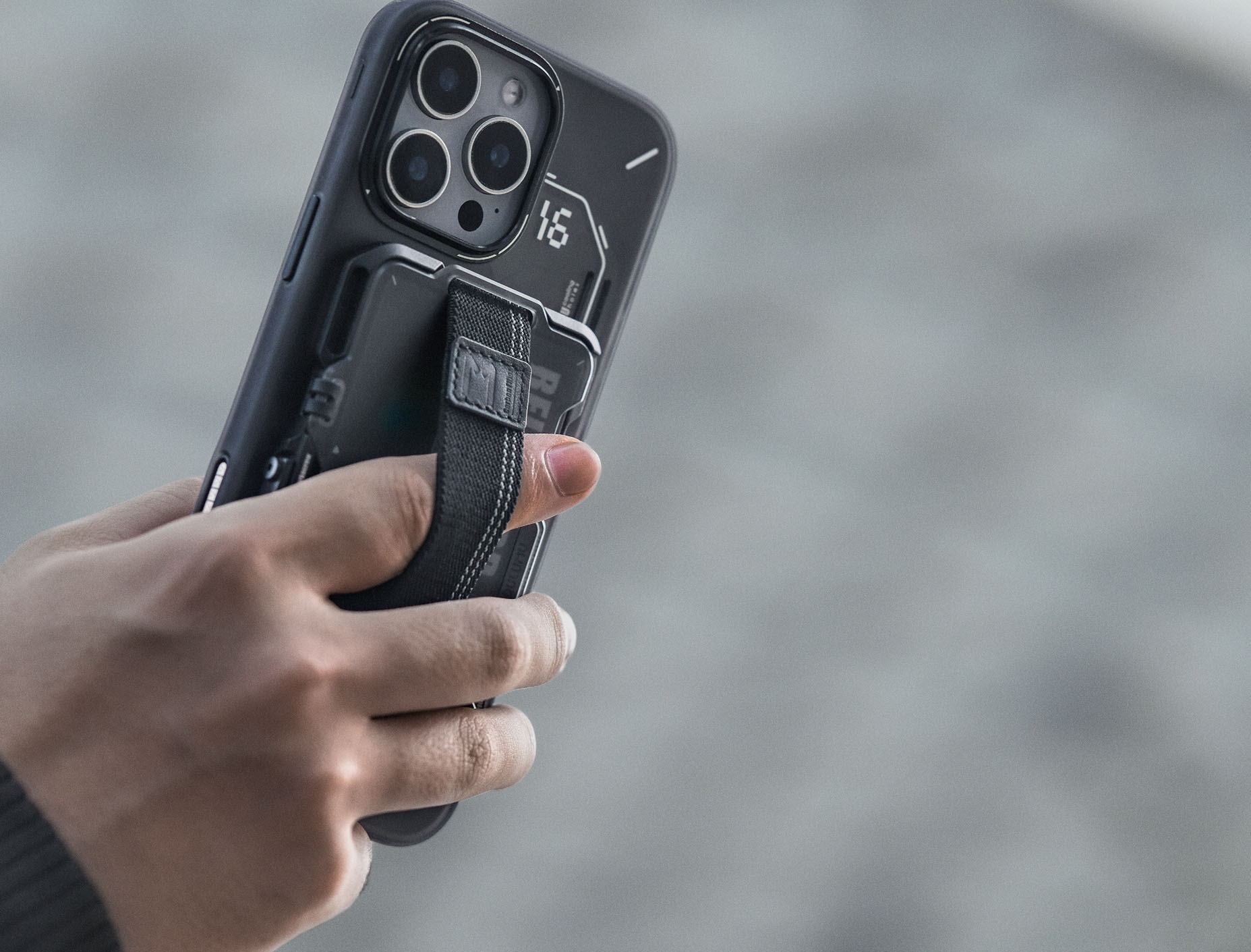 AULUMU G03 magnetic wallet shown in hand demonstrating compact size and easy grip with the woven strap