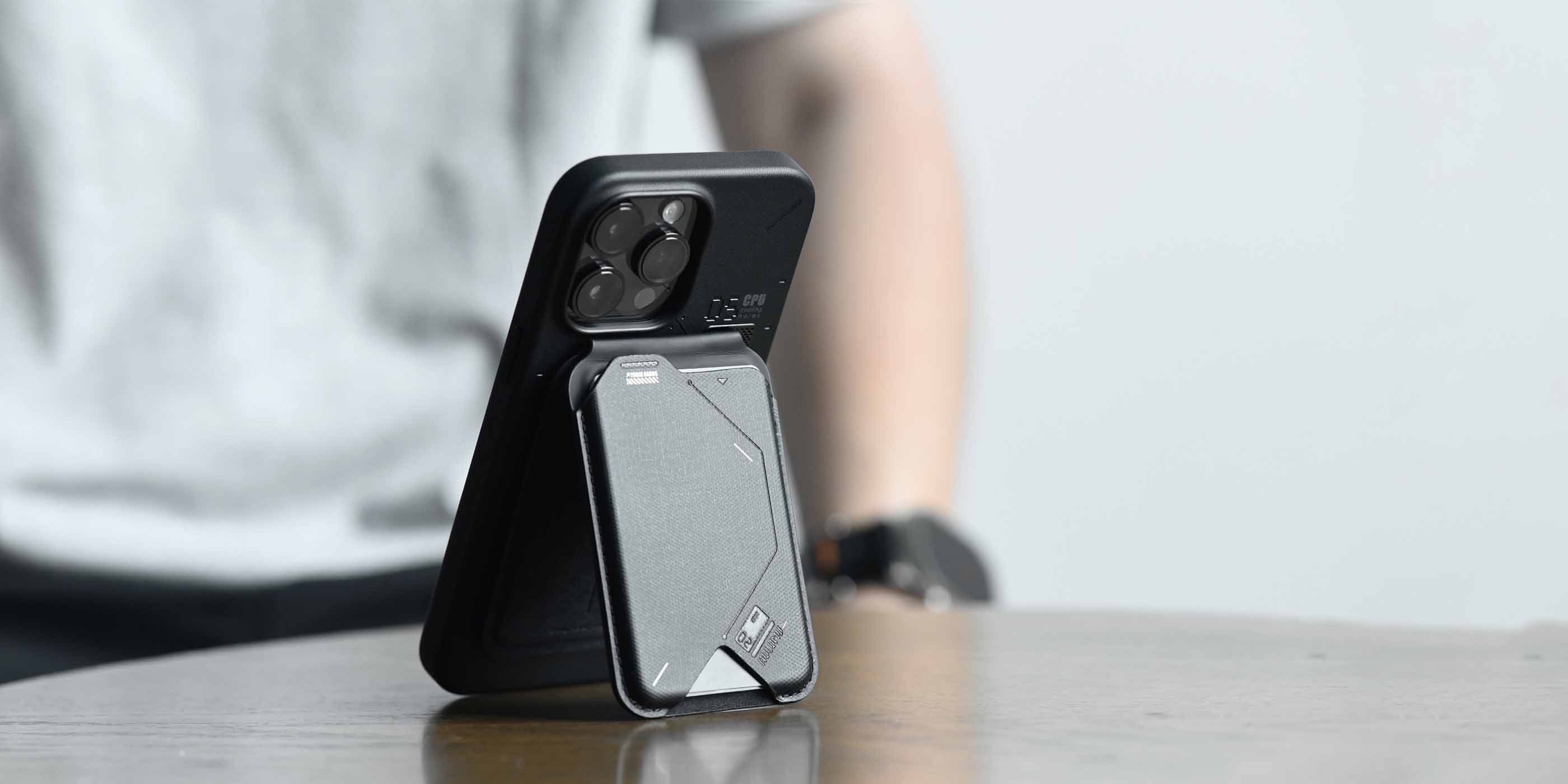 AULUMU G02 Magnetic Flip Wallet acting as a MagSafe stand, propping an iPhone on a tabletop.