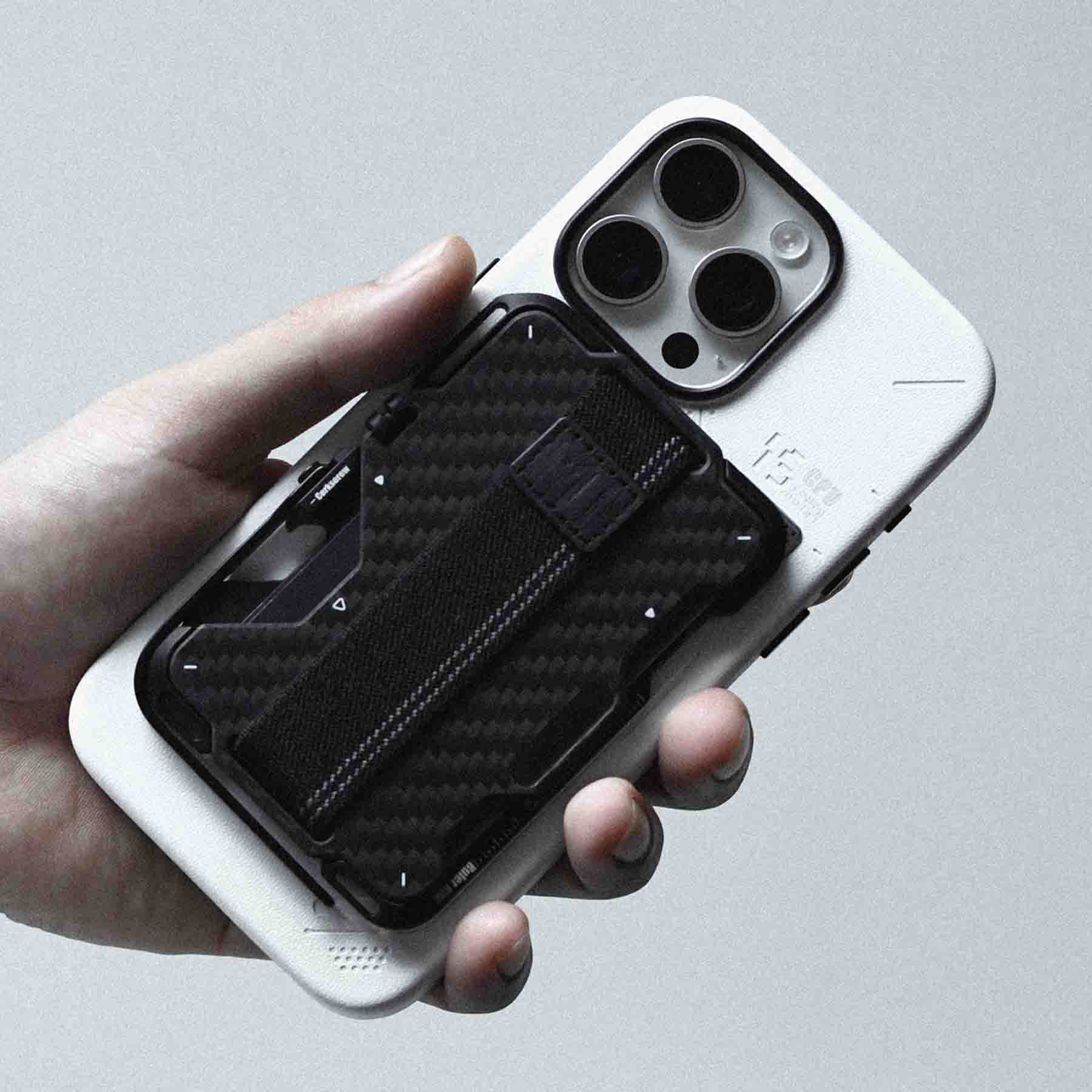 AULUMU G03 carbon fiber MagSafe wallet mounted on a white A16 iPhone case