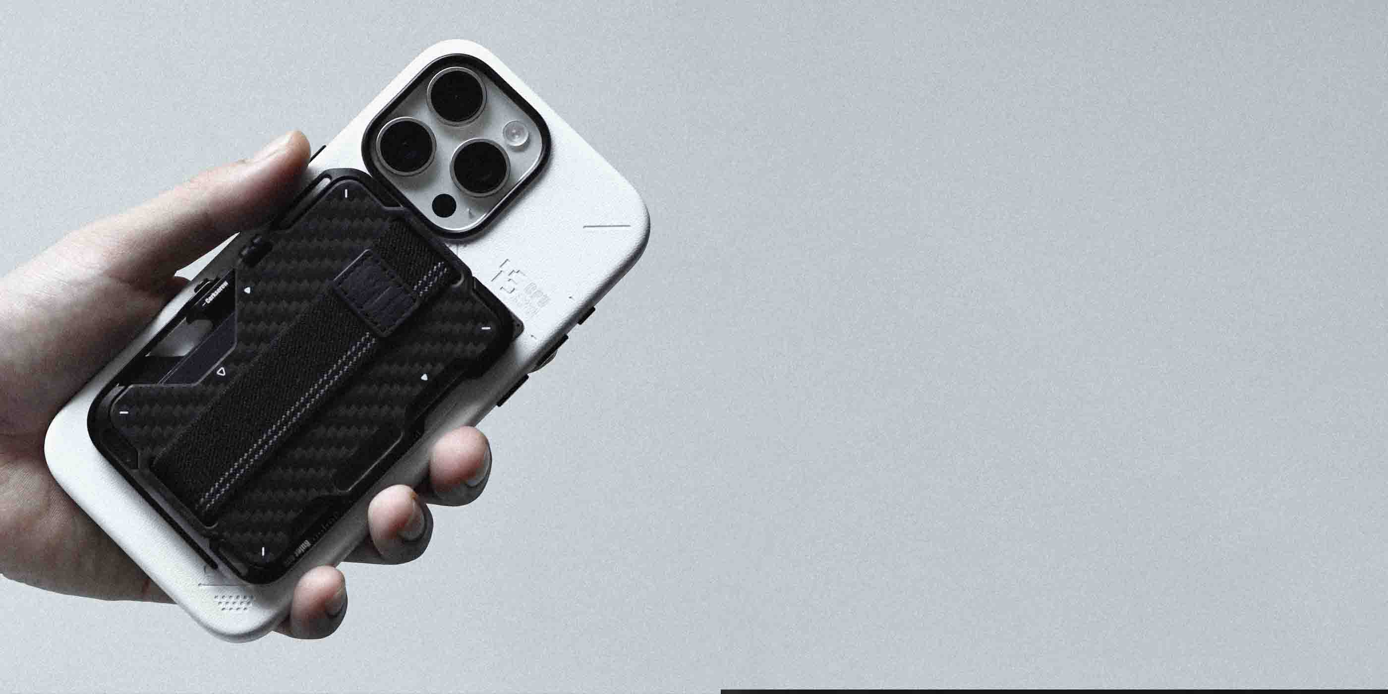 AULUMU G03 carbon fiber MagSafe wallet mounted on a white A16 iPhone case